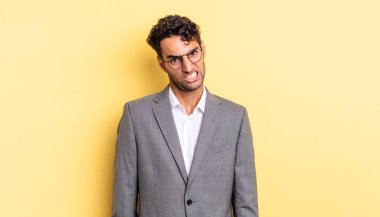 İspanyol yakışıklı adam şaşkın ve şaşkın hissediyor. iş kavramı