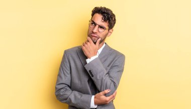 İspanyol yakışıklı düşünen, kuşkucu ve kafası karışık bir adam. iş kavramı