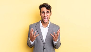 İspanyol yakışıklı adam umutsuz, sinirli ve stresli görünüyor. iş kavramı