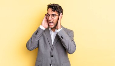 İspanyol yakışıklı adam mutlu, heyecanlı ve şaşırmış hissediyor. iş kavramı