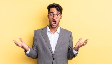 İspanyol yakışıklı adam son derece şaşırmış ve şok olmuş hissediyor. iş kavramı