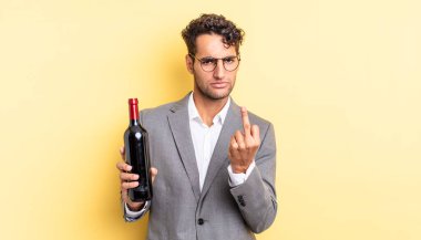 İspanyol yakışıklı adam kızgın, sinirli, asi ve agresif hissediyor. şarap şişesi konsepti