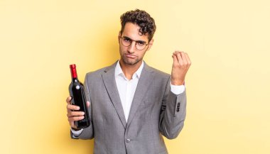 İspanyol yakışıklı adam kapiş ya da para hareketi yapıyor, sana ödemeni söylüyor. şarap şişesi konsepti