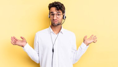 İspanyol yakışıklı adam şaşkın, şaşkın ve şüpheci hissediyor. tele pazarlamacı konsepti