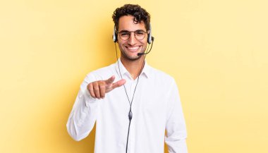 İspanyol yakışıklı adam kamerayı göstererek seni seçiyor. tele pazarlamacı konsepti