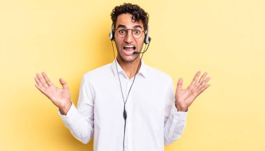 İspanyol yakışıklı adam kendini mutlu hissediyor ve inanılmaz bir şeye hayret ediyor. tele pazarlamacı konsepti