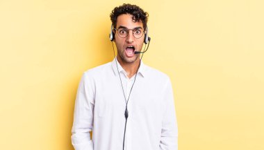 İspanyol yakışıklı adam çok şaşırmış ya da şaşkın görünüyor. tele pazarlamacı konsepti