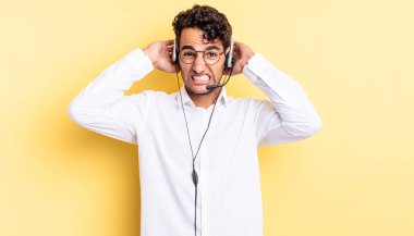 İspanyol yakışıklı adam kendini stresli, endişeli ya da korkmuş hissediyor, elleri başının üstünde. tele pazarlamacı konsepti