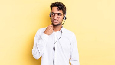 İspanyol yakışıklı adam stresli, endişeli, yorgun ve hayal kırıklığına uğramış hissediyor. tele pazarlamacı konsepti