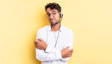 İspanyol yakışıklı adam omuz silkiyor, kafası karışık ve kararsız. tele pazarlamacı konsepti