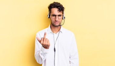 İspanyol yakışıklı adam kızgın, sinirli, asi ve agresif hissediyor. tele pazarlamacı konsepti