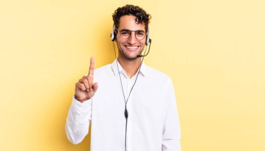 Hispanik yakışıklı adam gururla gülümsüyor ve kendinden emin bir numara oluyor. tele pazarlamacı konsepti