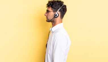 Profil görünümlü İspanyol yakışıklı adam hayal mi kuruyor, hayal mi kuruyor, hayal mi kuruyor? tele pazarlamacı konsepti