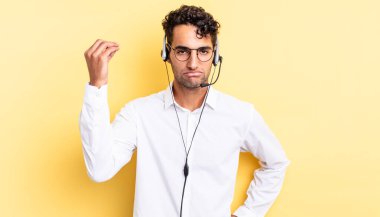 İspanyol yakışıklı adam kapiş ya da para hareketi yapıyor, sana ödemeni söylüyor. tele pazarlamacı konsepti