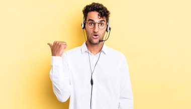 İspanyol yakışıklı adam, inançsızlıktan şaşkın şaşkın bakıyor. tele pazarlamacı konsepti