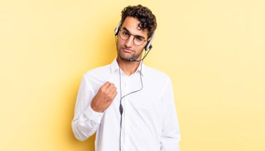 İspanyol yakışıklı adam kibirli, başarılı, pozitif ve gururlu görünüyor. tele pazarlamacı konsepti