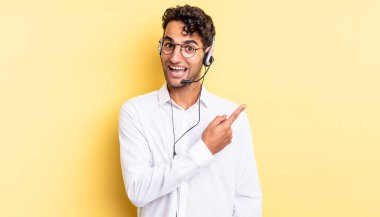 İspanyol yakışıklı adam heyecanlı ve şaşırmış görünüyor. tele pazarlamacı konsepti