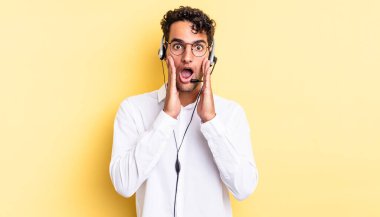 İspanyol yakışıklı adam şok olmuş ve korkmuş hissediyor. tele pazarlamacı konsepti