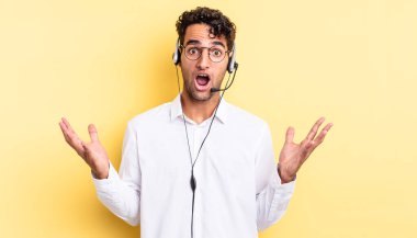 İspanyol yakışıklı adam inanılmaz bir sürprizle şaşkına dönmüş ve hayrete düşmüştü. tele pazarlamacı konsepti