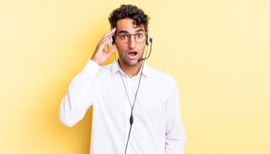 İspanyol yakışıklı adam şaşırmış görünüyor, yeni bir düşünce, fikir ya da konsept fark ediyor. tele pazarlamacı konsepti