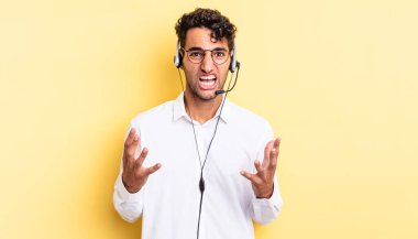 İspanyol yakışıklı adam umutsuz, sinirli ve stresli görünüyor. tele pazarlamacı konsepti