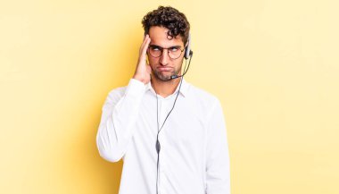 İspanyol yakışıklı bir adam yorgun, bıkkın ve uykulu hissediyor. tele pazarlamacı konsepti