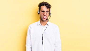 İspanyol yakışıklı adam iğreniyor, sinirleniyor ve dili dışarı çıkıyor. tele pazarlamacı konsepti