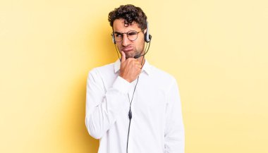 İspanyol yakışıklı düşünen, kuşkucu ve kafası karışık bir adam. tele pazarlamacı konsepti