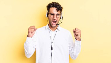 İspanyol yakışıklı adam sinirli bir ifadeyle agresif bir şekilde bağırıyor. tele pazarlamacı konsepti