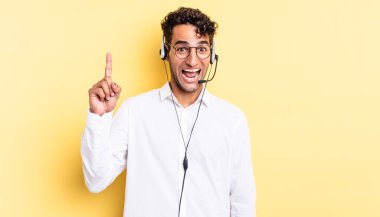 İspanyol yakışıklı bir adam bir fikri fark ettikten sonra mutlu ve heyecanlı bir dahi gibi hissediyor. tele pazarlamacı konsepti