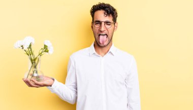 Neşeli ve asi tavırlı, şakacı ve dilsiz İspanyol yakışıklı bir adam. çiçek saksı konsepti