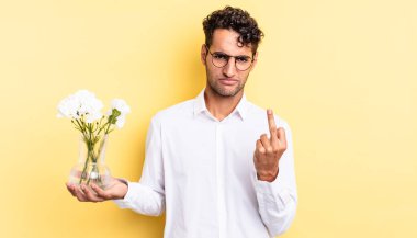 İspanyol yakışıklı adam kızgın, sinirli, asi ve agresif hissediyor. çiçek saksı konsepti