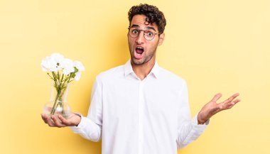 İspanyol yakışıklı adam inanılmaz bir sürprizle şaşkına dönmüş ve hayrete düşmüştü. çiçek saksı konsepti