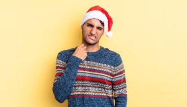 İspanyol yakışıklı adam stresli, endişeli, yorgun ve hayal kırıklığına uğramış hissediyor. Noel konsepti