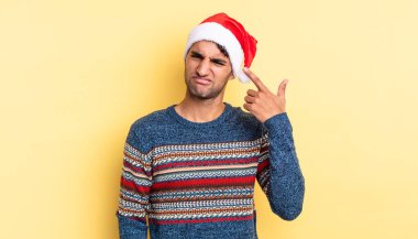 İspanyol yakışıklı adam kafası karışık ve şaşkın hissediyor, senin deli olduğunu gösteriyor. Noel konsepti