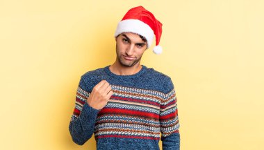 İspanyol yakışıklı adam kibirli, başarılı, pozitif ve gururlu görünüyor. Noel konsepti