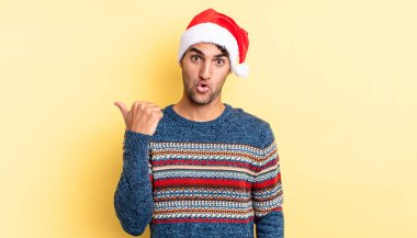 İspanyol yakışıklı adam, inançsızlıktan şaşkın şaşkın bakıyor. Noel konsepti