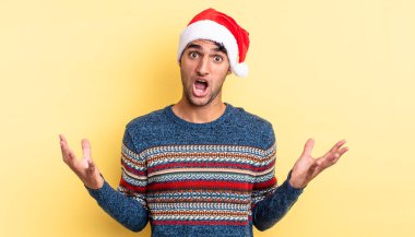 İspanyol yakışıklı adam inanılmaz bir sürprizle şaşkına dönmüş ve hayrete düşmüştü. Noel konsepti