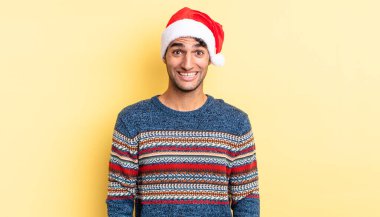 İspanyol yakışıklı adam mutlu ve hoş bir şekilde şaşırmış görünüyor. Noel konsepti