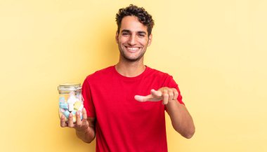 İspanyol yakışıklı adam kamerayı göstererek seni seçiyor. şeker konsepti