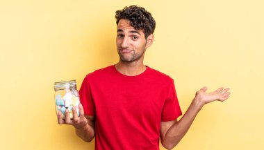 İspanyol yakışıklı adam şaşkın, şaşkın ve şüpheci hissediyor. şeker konsepti