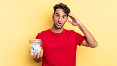 İspanyol yakışıklı adam mutlu, şaşkın ve şaşırmış görünüyor. şeker konsepti