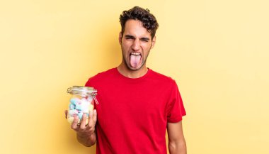 Neşeli ve asi tavırlı, şakacı ve dilsiz İspanyol yakışıklı bir adam. şeker konsepti