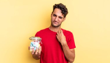 İspanyol yakışıklı adam stresli, endişeli, yorgun ve hayal kırıklığına uğramış hissediyor. şeker konsepti