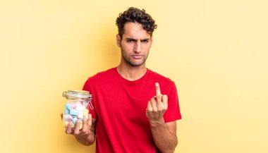 İspanyol yakışıklı adam kızgın, sinirli, asi ve agresif hissediyor. şeker konsepti