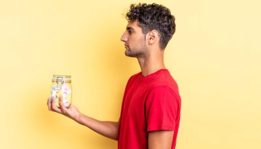 Profil görünümlü İspanyol yakışıklı adam hayal mi kuruyor, hayal mi kuruyor, hayal mi kuruyor? şeker konsepti