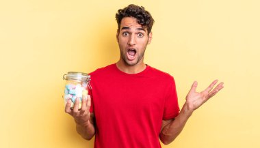 İspanyol yakışıklı adam inanılmaz bir sürprizle şaşkına dönmüş ve hayrete düşmüştü. şeker konsepti