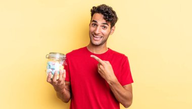 İspanyol yakışıklı adam heyecanlı ve şaşırmış görünüyor. şeker konsepti