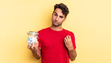 İspanyol yakışıklı adam kibirli, başarılı, pozitif ve gururlu görünüyor. şeker konsepti