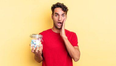 İspanyol yakışıklı adam şok olmuş ve korkmuş hissediyor. şeker konsepti